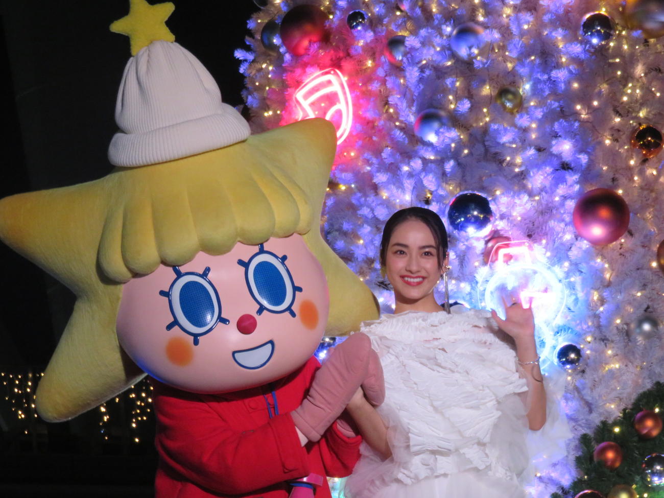 東京スカイツリーのライティング点灯セレモニーに出席した平祐奈とソラカラちゃん