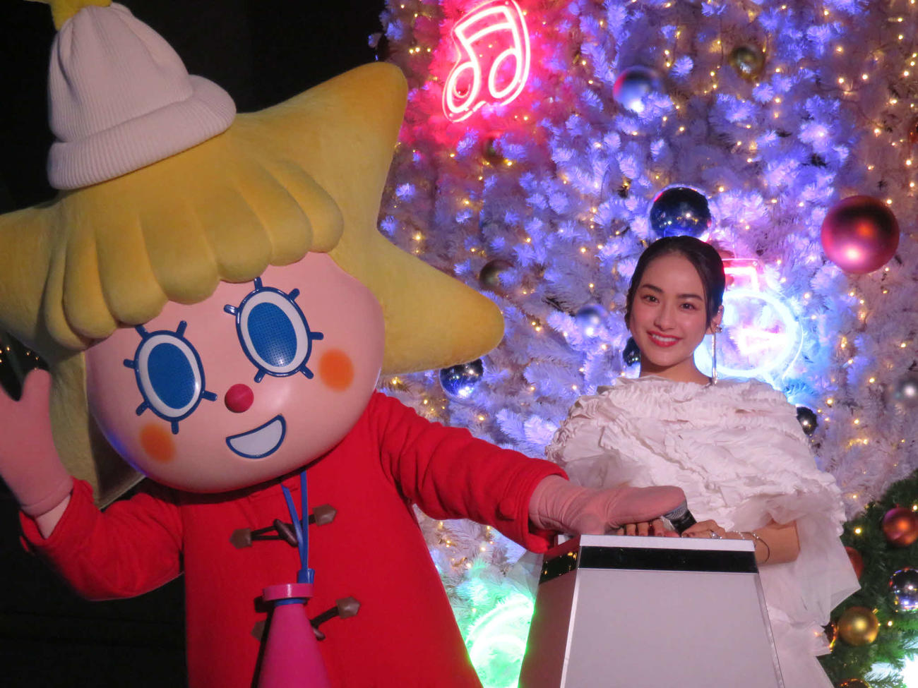 東京スカイツリーのライティング点灯セレモニーに出席した平祐奈（右）ソラカラちゃん