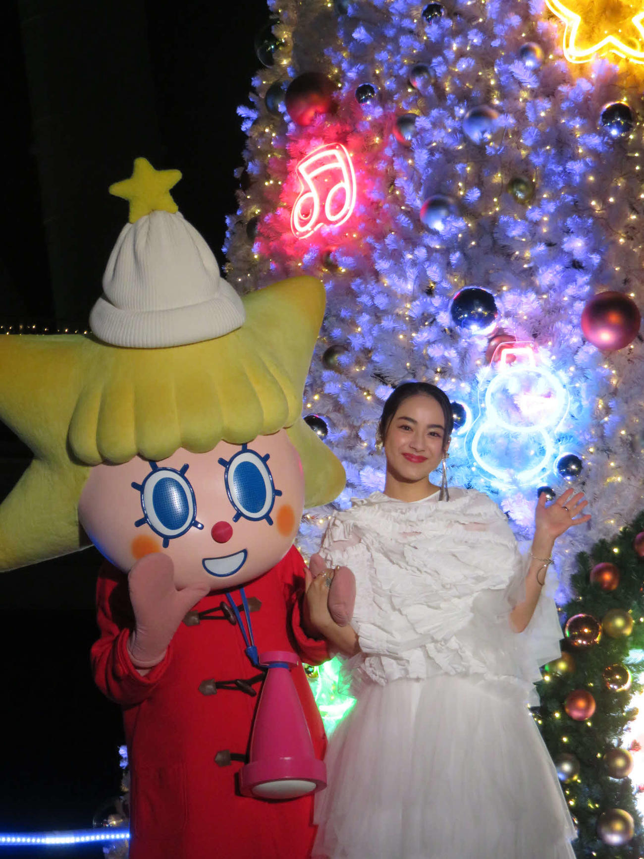 東京スカイツリーのライティング点灯セレモニーに出席した平祐奈（右）ソラカラちゃん
