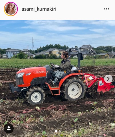 トラクターに乗る熊切あさ美
