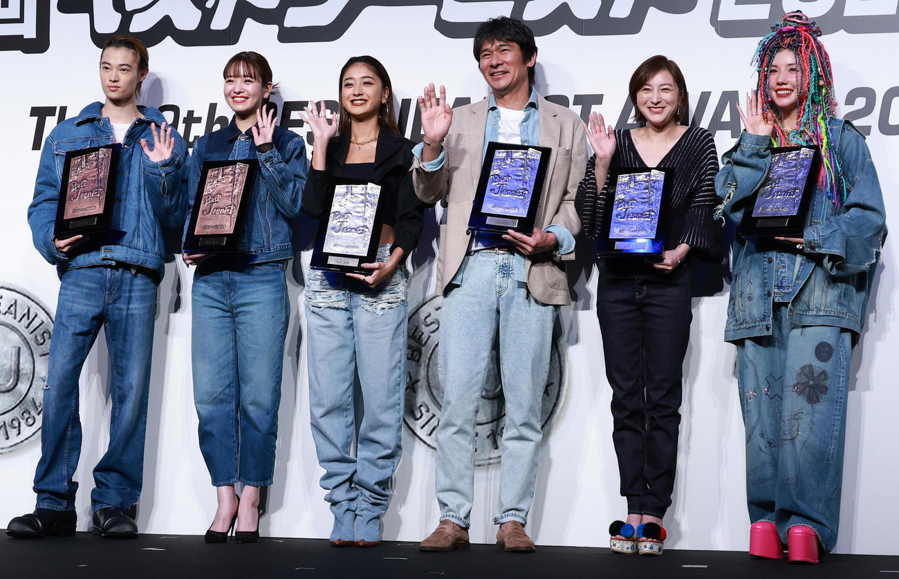 第39回ベストジーニスト2022各受賞者、左から次世代部門の窪塚愛流、横田真悠、一般選出部門の池田美優、協議会選出部門の伊原剛志、広末涼子、仲里依紗（撮影・中島郁夫）