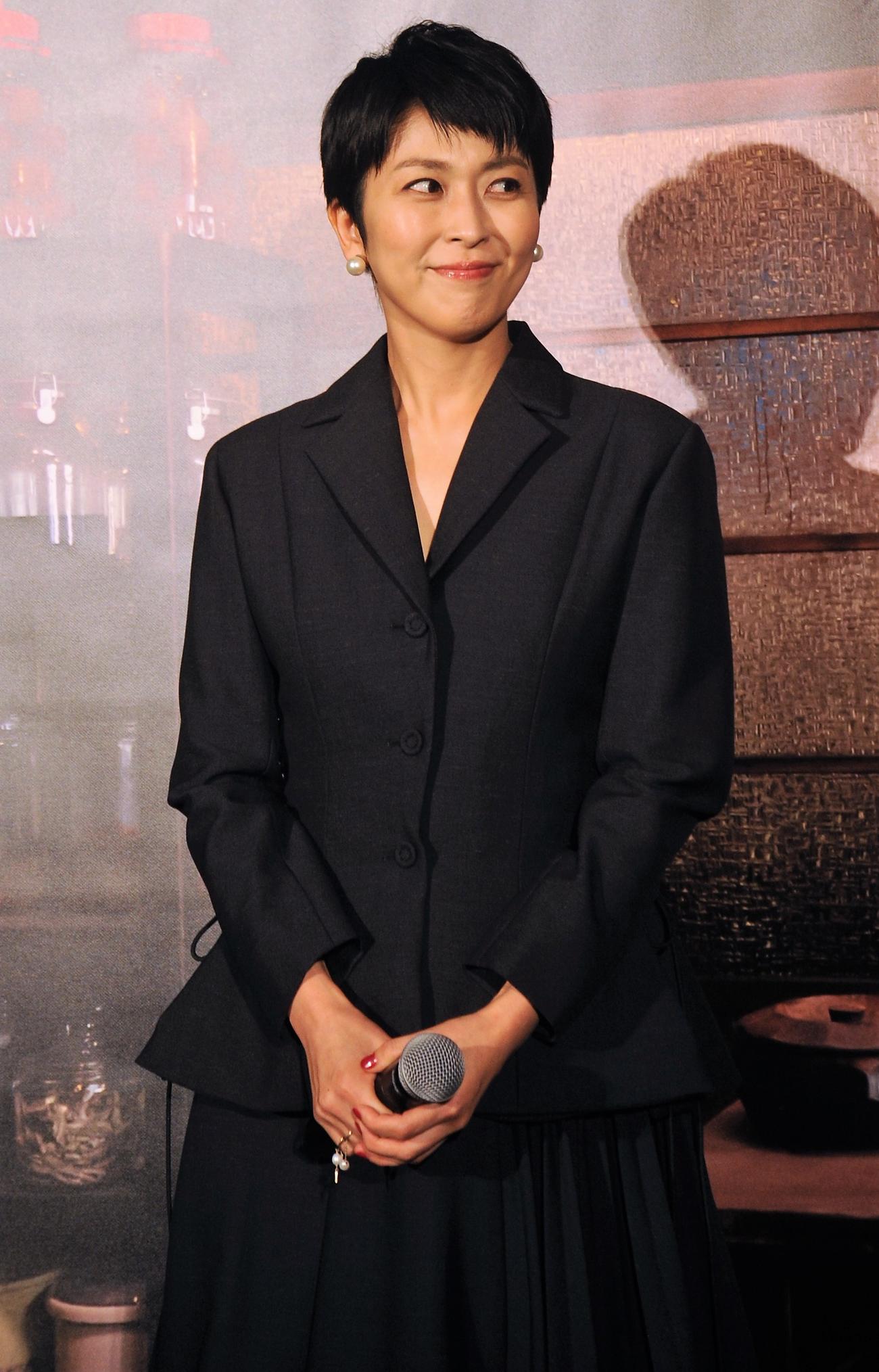 「土を喰らう十二ヵ月」初日舞台あいさつに出席し、笑顔を見せる松たか子（撮影・高橋洋平）