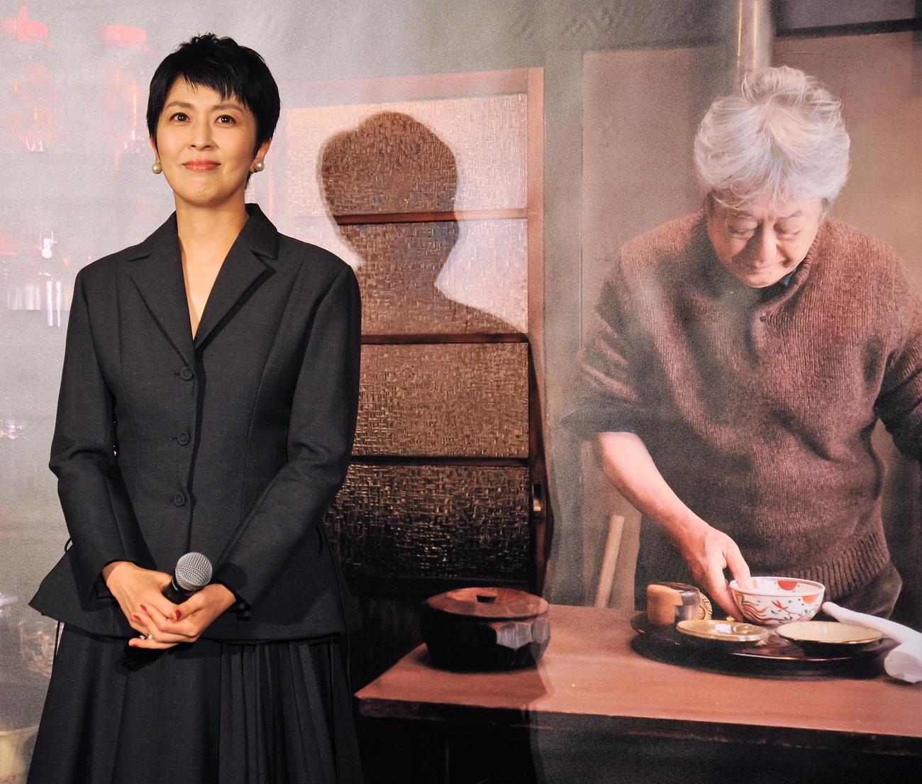 「土を喰らう十二ヵ月」初日舞台あいさつに出席する松たか子。右は主演を務めた沢田研二のパネル（撮影・高橋洋平）
