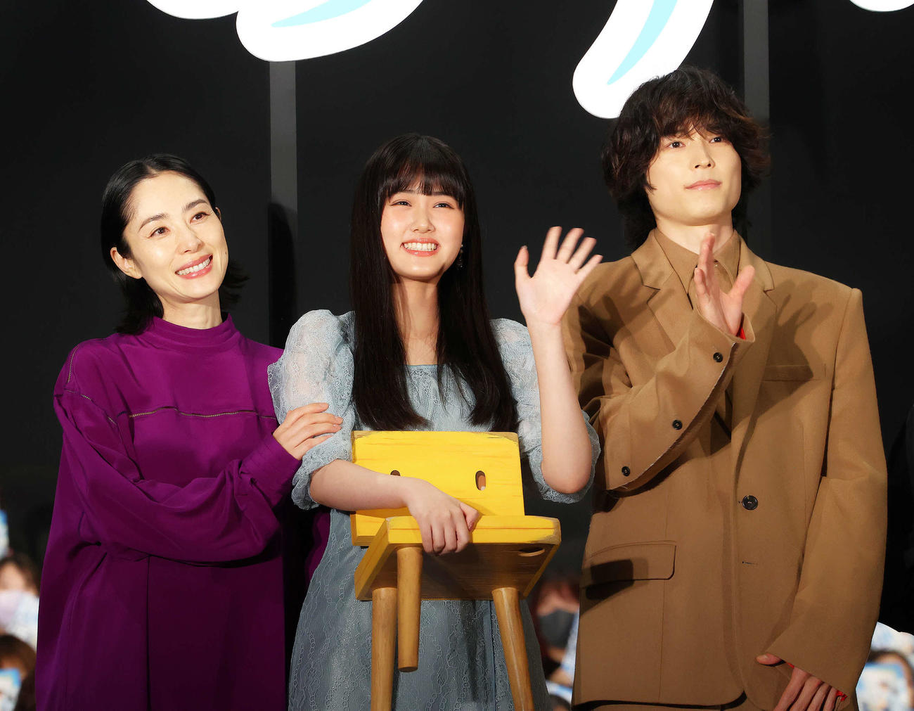 集合写真に納まる、左から深津絵里、原菜乃華、松村北斗（撮影・河田真司）