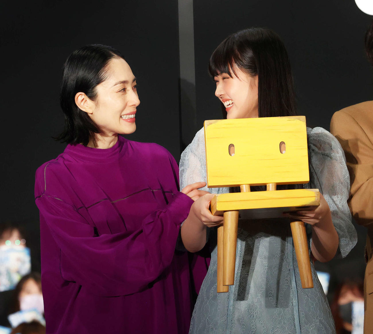 笑顔で見つめ合う深津絵里（左）と原菜乃華（撮影・河田真司）