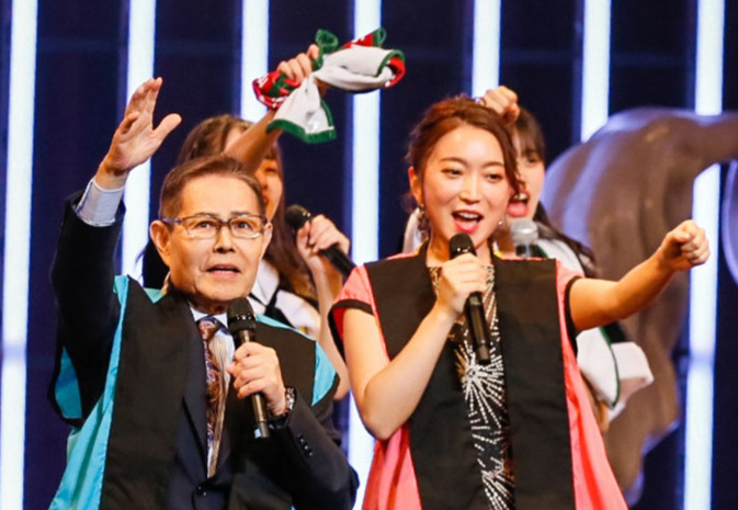 加藤茶（左）と妻の綾菜（2019年撮影）