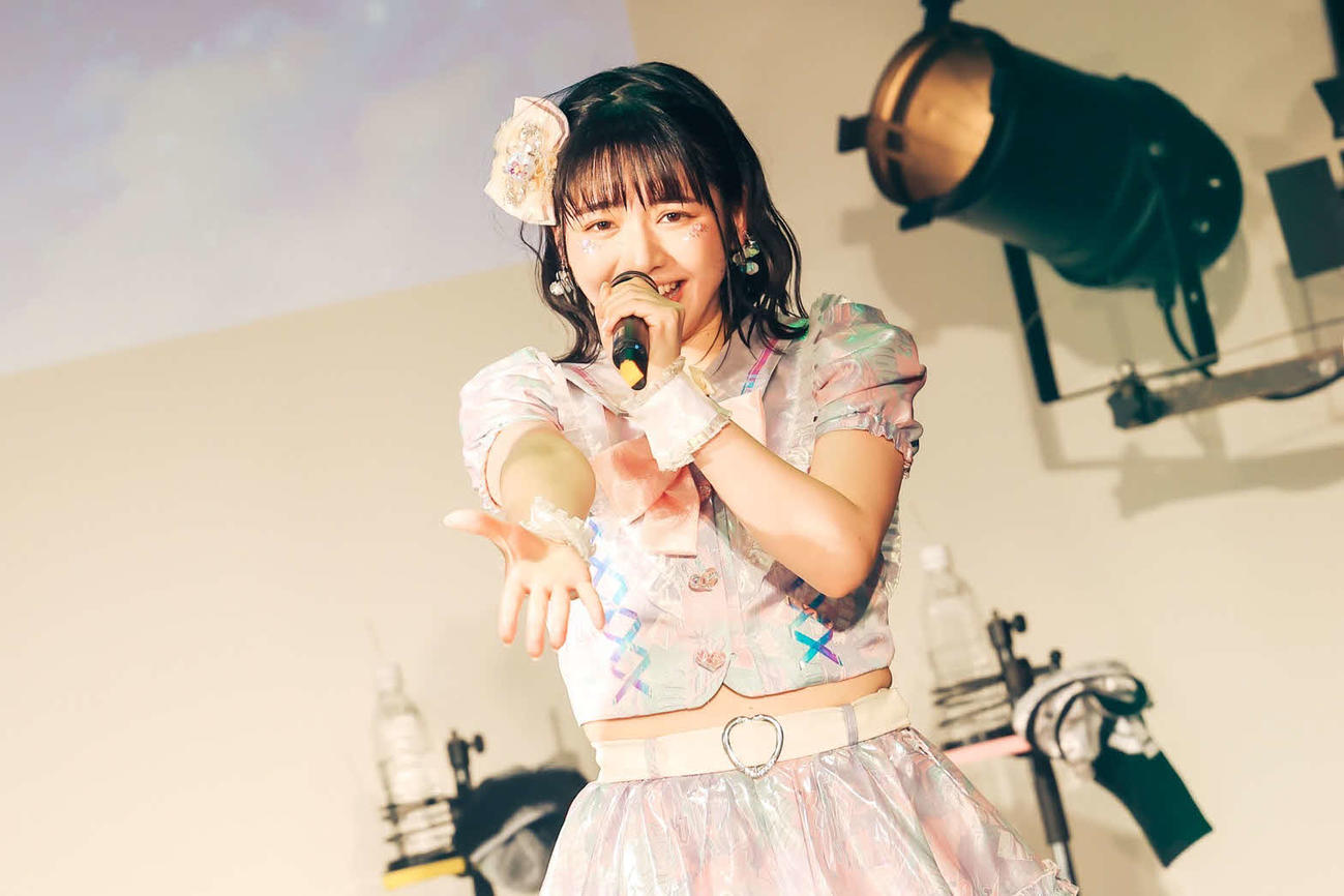 2度目の単独ライブでパフォーマンスするFRUITS ZIPPERの鎮西寿々歌
