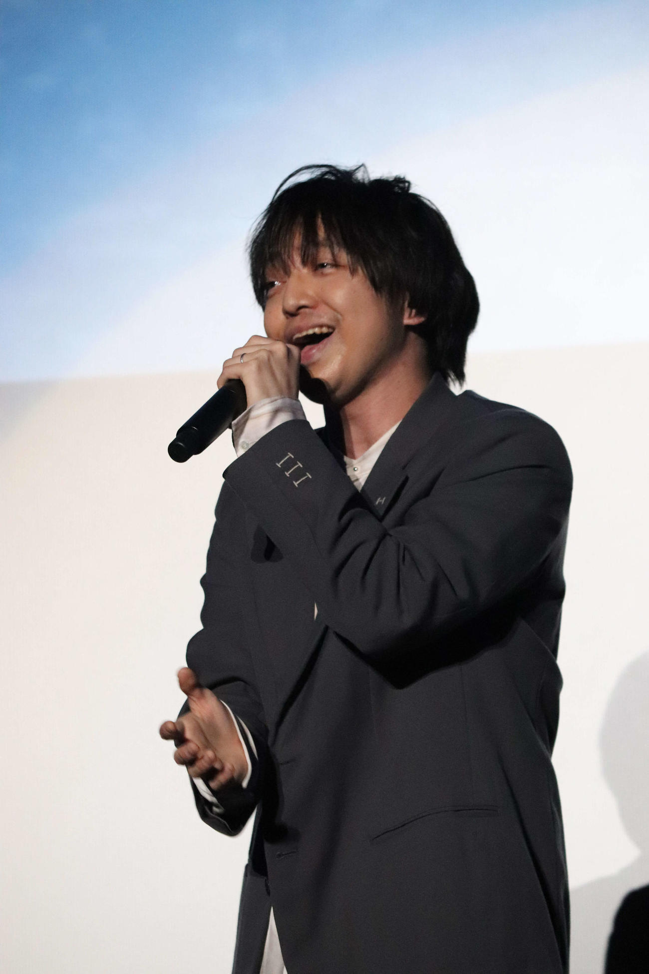 映画「ぼくらのよあけ」特別舞台あいさつで主題歌「いつしか」の生歌唱を披露した三浦大知（撮影・加藤理沙）