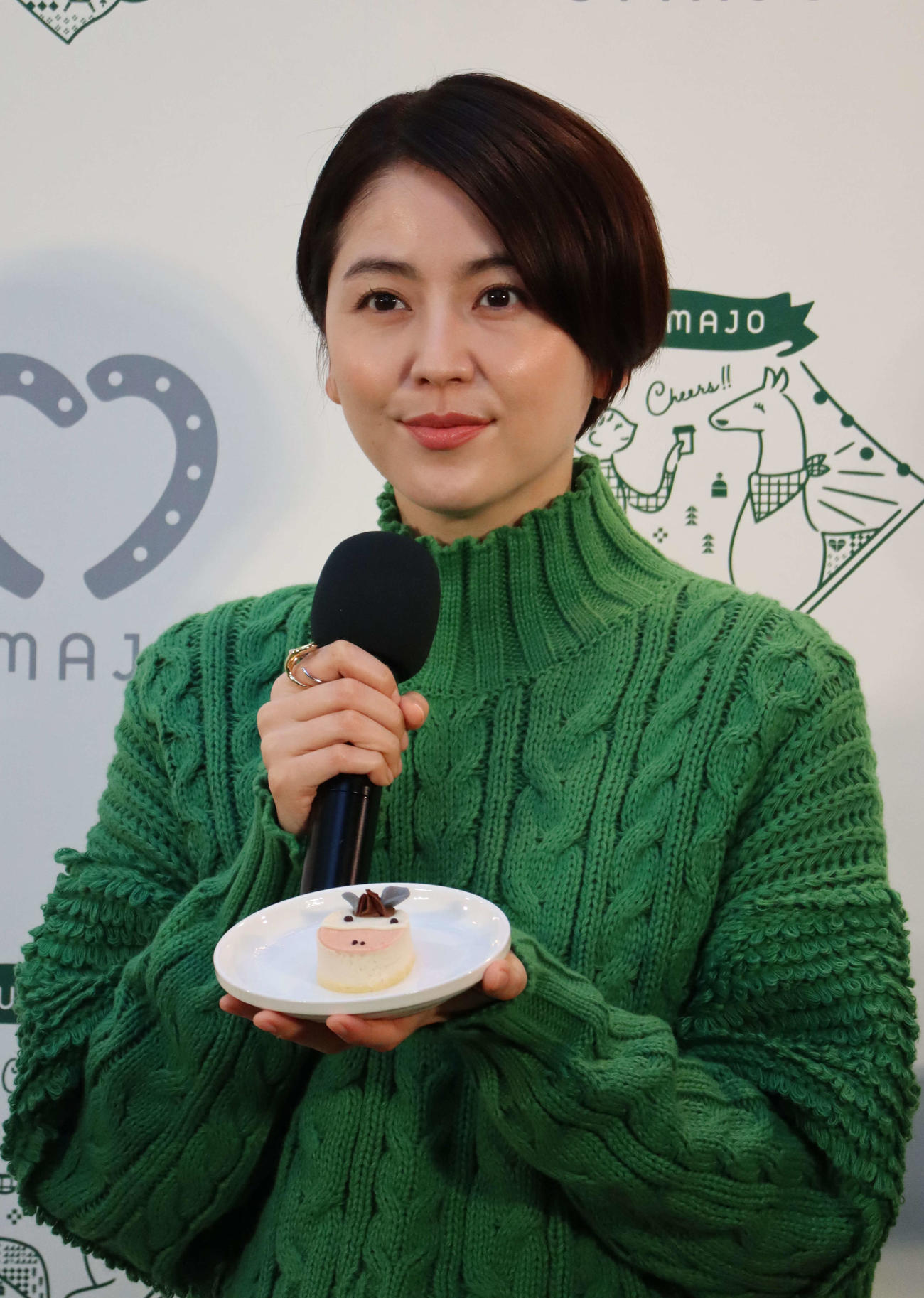 イベント「UMAJOピクニックパーク」で、馬をかたどったスイーツを手にする長澤まさみ