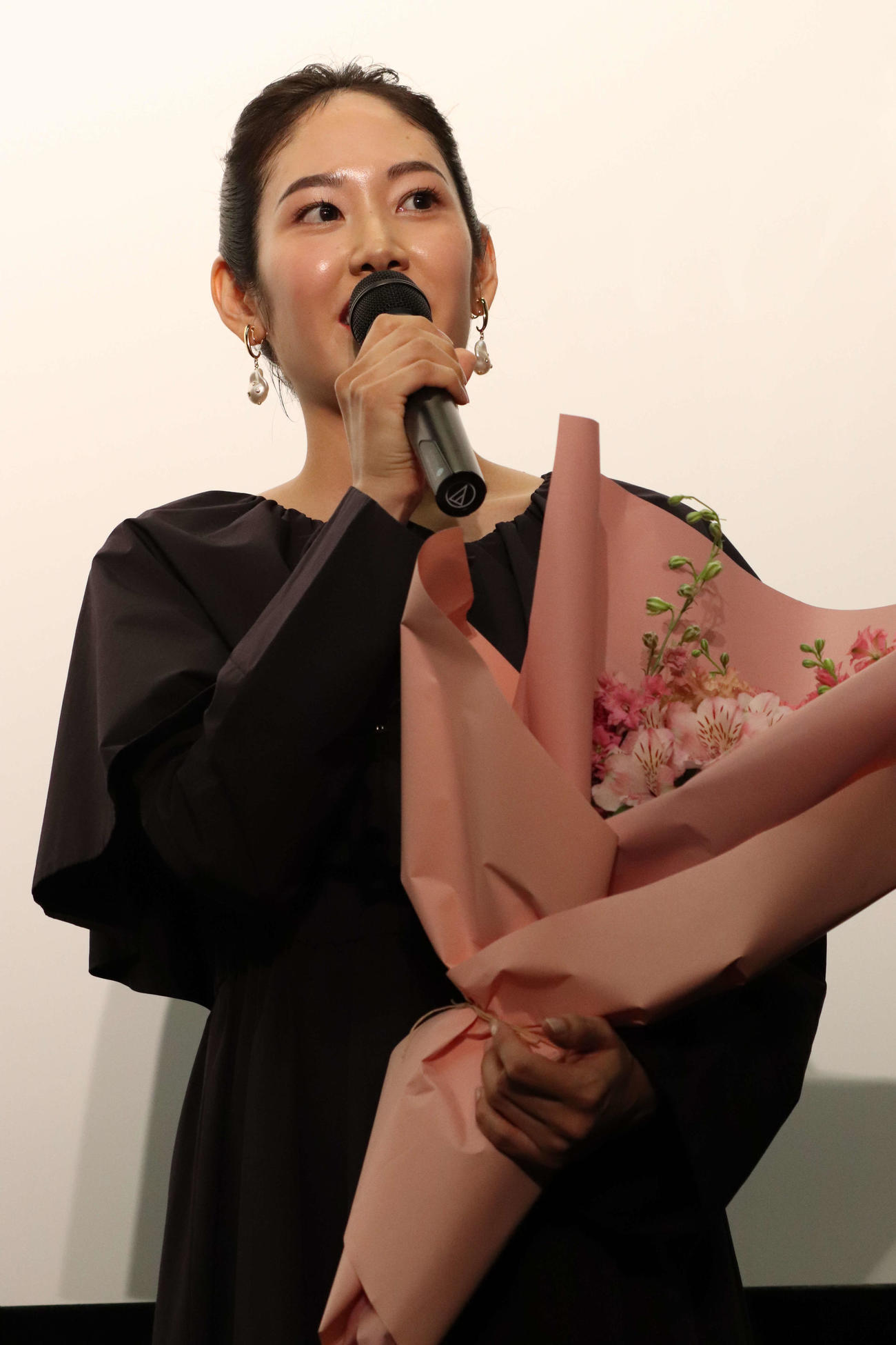 映画「わたしのお母さん」公開記念舞台あいさつでトークする阿部純子（撮影・加藤理沙）