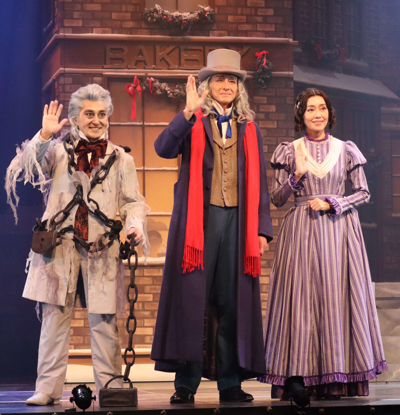 ミュージカル「クリスマス・キャロル」の公開ゲネプロに出席した、左から吉田要士、吉田栄作、早見優