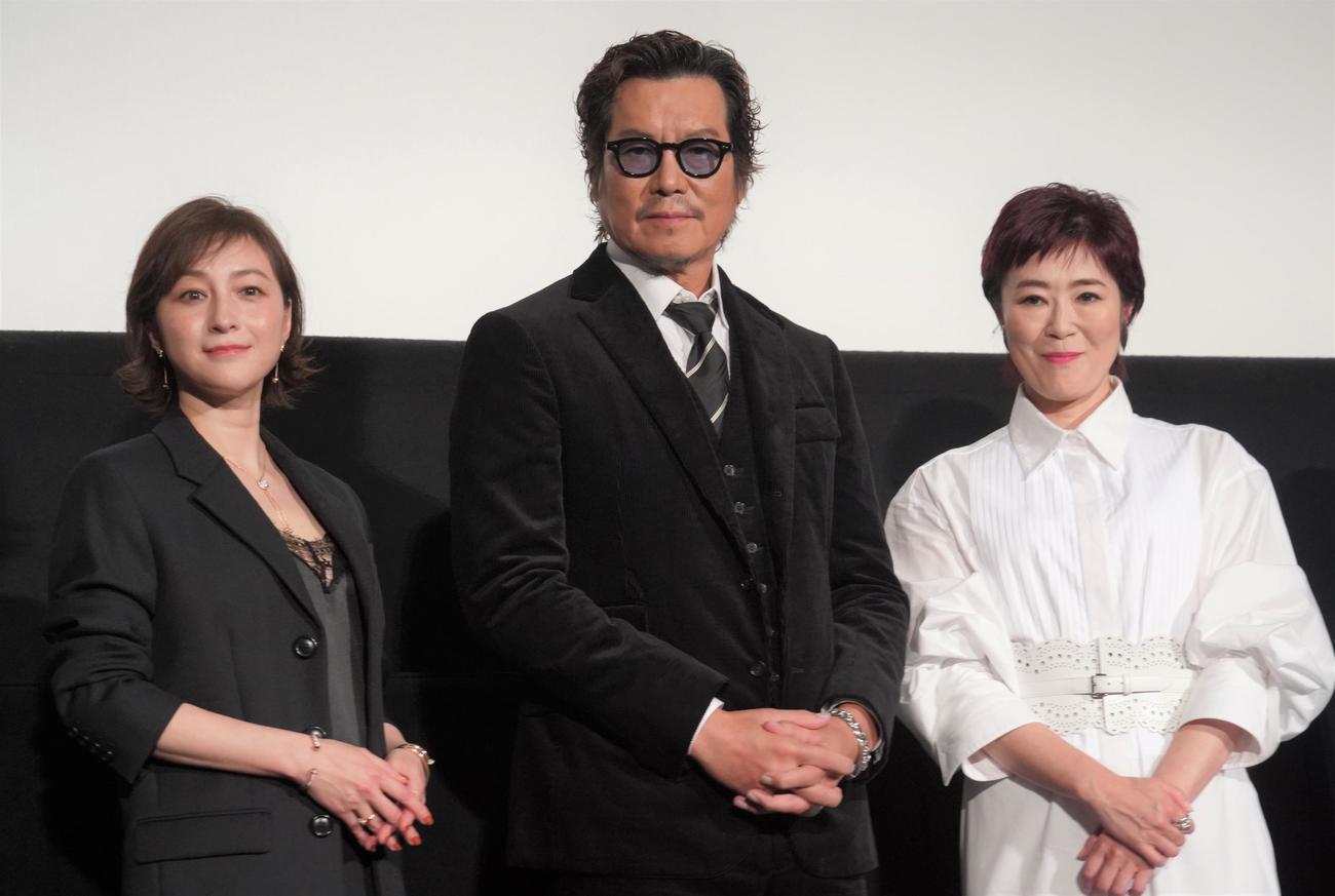 映画「あちらにいる鬼」の公開記念舞台あいさつに出席した、左から広末涼子、豊川悦司、寺島しのぶ（撮影・佐藤成）