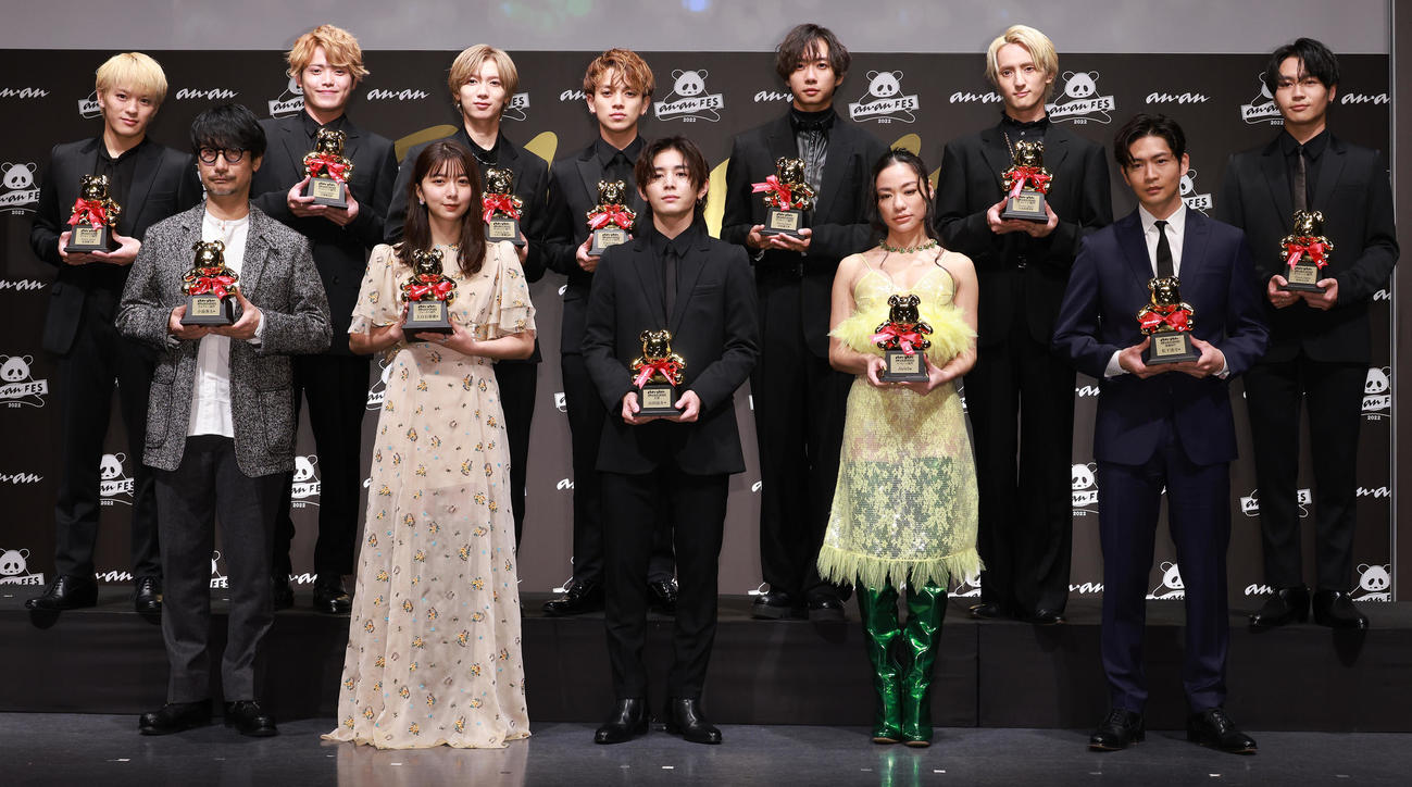 anan AWARD 2022各賞受賞者、前列左からカルチャー部門を受賞した小島秀夫氏、フォーカス部門を受賞した上白石萌歌、大賞を受賞した山田涼介、メッセージ部門を受賞したAwich、俳優部門を受賞した松下洸平、後列左からチャレンジ部門を受賞したTravis Japan松倉海斗、吉澤閑也、七五三掛龍也、宮近海斗、中村海人、川島如恵留、松田元太（撮影・中島郁夫）
