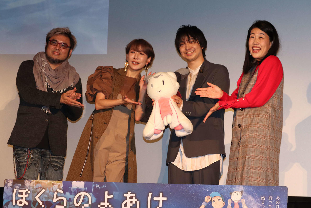 映画「ぼくらのよあけ」特別舞台あいさつに登壇した、左から黒川智之監督、朴ロ美、三浦大知、横澤夏子（撮影・加藤理沙）