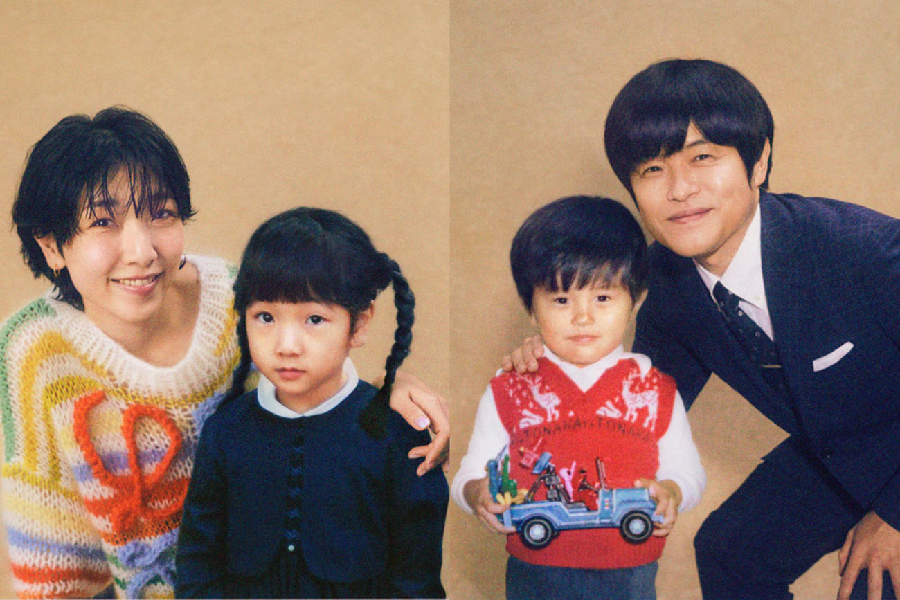 自身の子ども時代の写真と並ぶ、安藤サクラ（左端）と脚本を務めるバカリズム（右端）