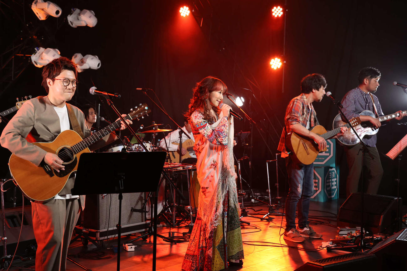 記念コラボレーションライブ「日清ラ王＆Office Augusta 30th Anniversary Live Streaming」でパフォーマンスする、左から松室政哉、杏子、山崎まさよし、浜端ヨウヘイ