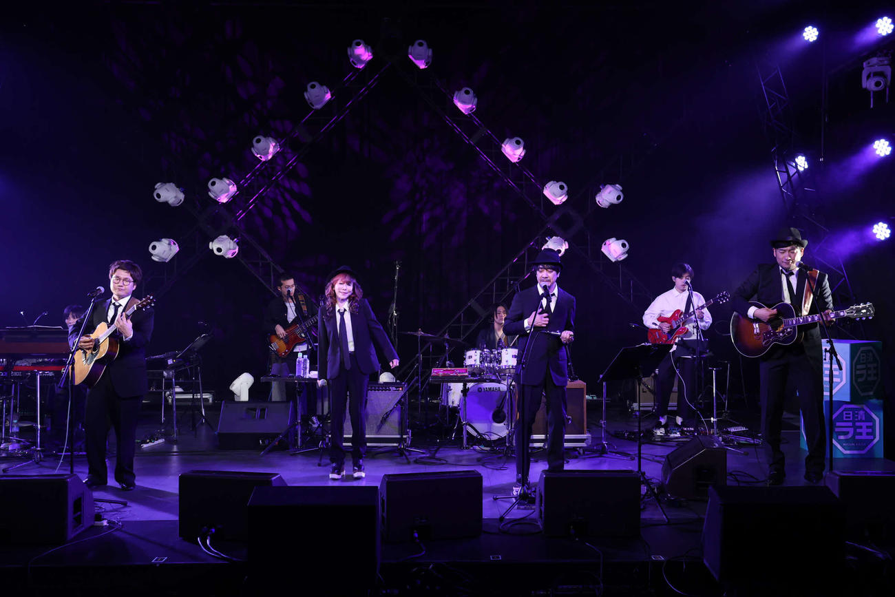 記念コラボレーションライブ「日清ラ王＆Office Augusta 30th Anniversary Live Streaming」でパフォーマンスする、前列左から松室政哉、杏子、山崎まさよし、浜端ヨウヘイ