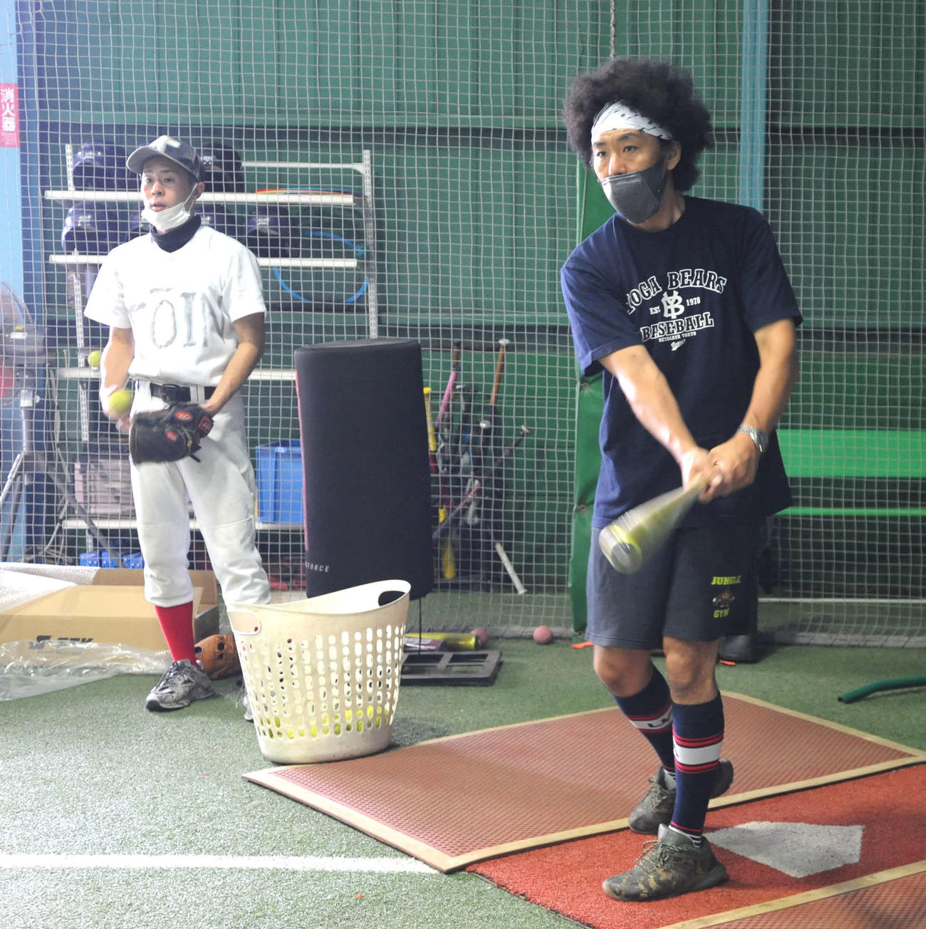 子ども向け野球教室「Yoshimoto Enjoy Baseball」でノックするトータルテンボスの藤田憲右（右）と漢咲コータロー（撮影・松尾幸之介）