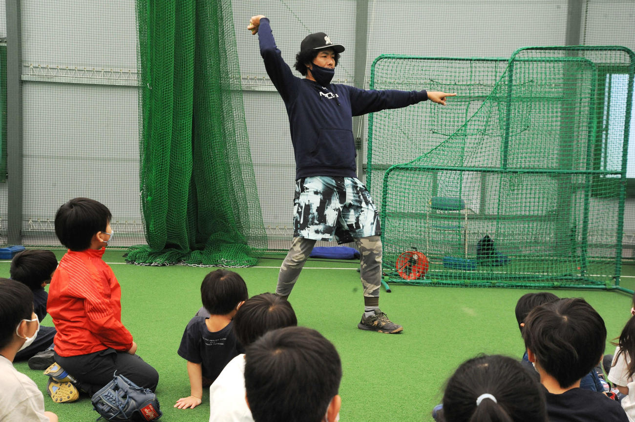 野球教室「Yoshimoto Enjoy Baseball inKoshigaya」で子どもに投げ方を教えるトータルテンボスの藤田憲右（撮影・松尾幸之介）