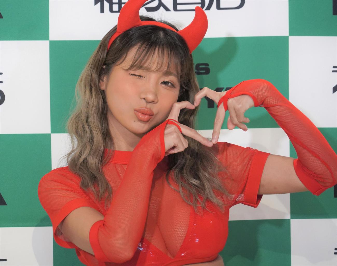 「葉月あやさん2023年カレンダー」発売イベントを行った葉月あや（撮影・佐藤成）