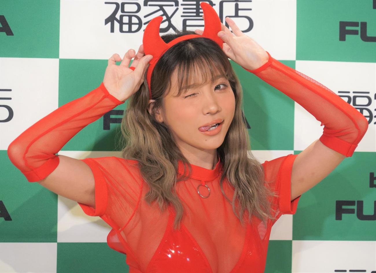 「葉月あやさん2023年カレンダー」発売イベントを行った葉月あや（撮影・佐藤成）