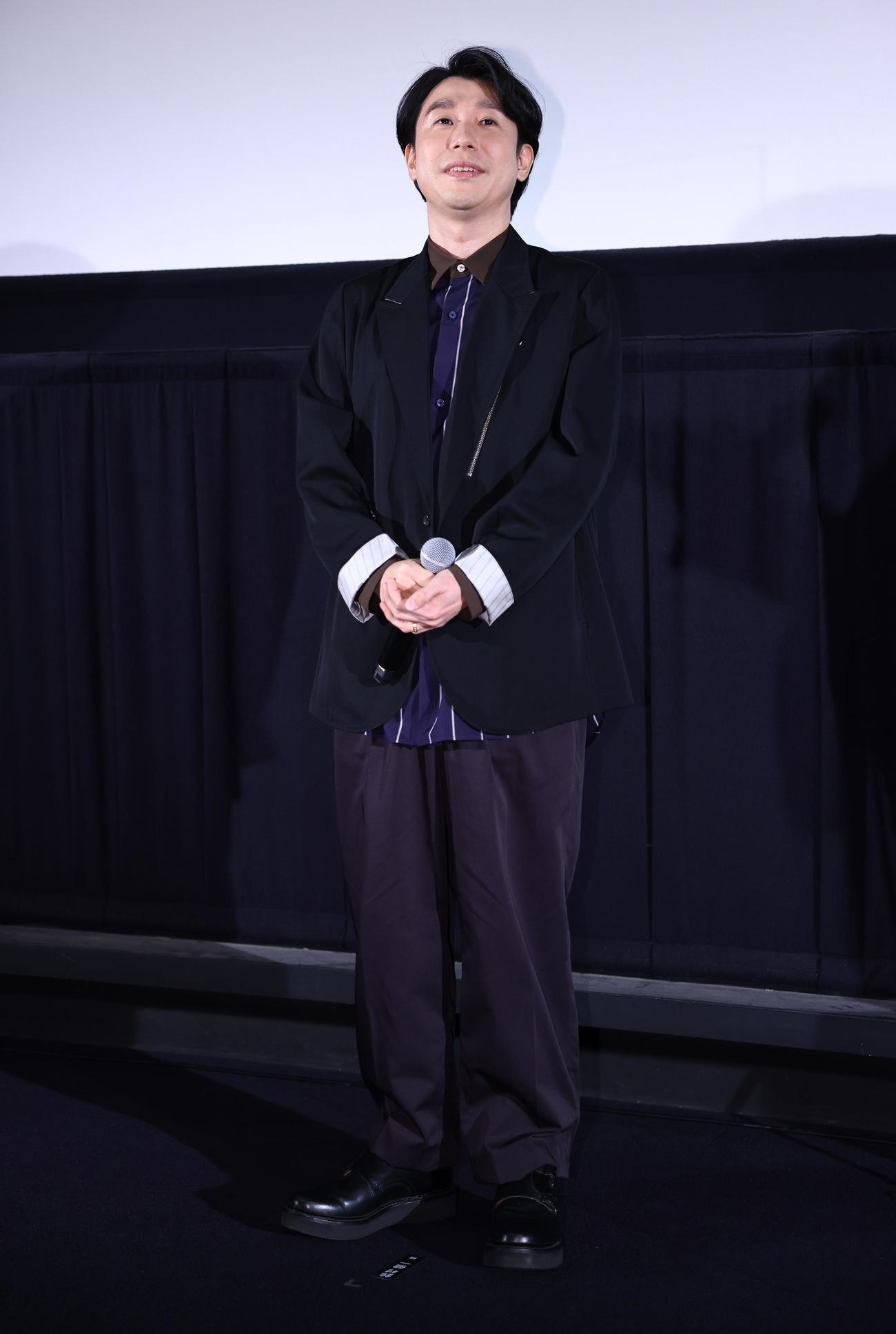 映画「銀河英雄伝説　Die Neue These策謀」第二章舞台あいさつに登壇し笑顔を見せるヤン役の鈴村健一（撮影・垰建太）