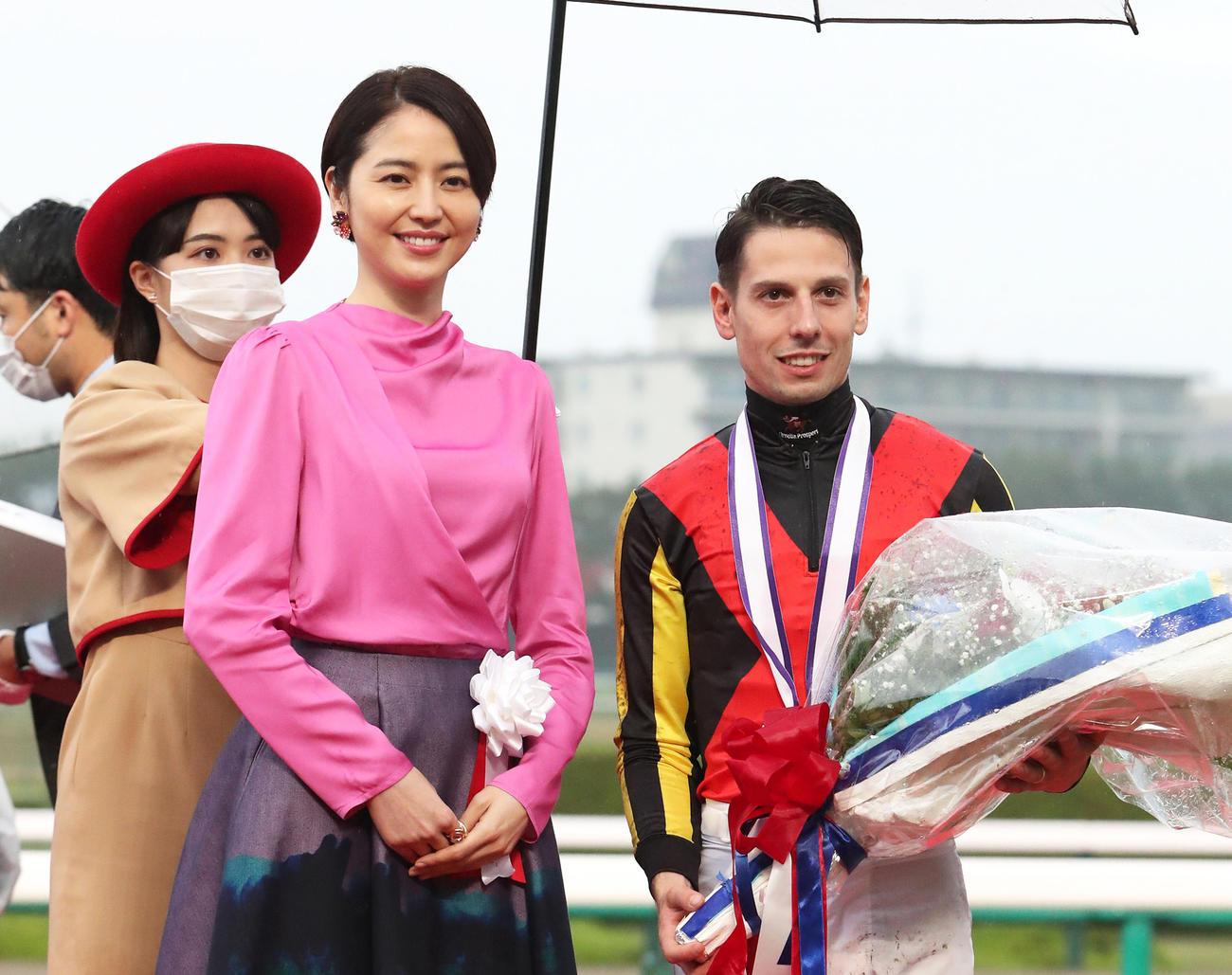 写真に納まるプレゼンターの長澤まさみ（左）とC・デムーロ騎手（撮影・白石智彦）