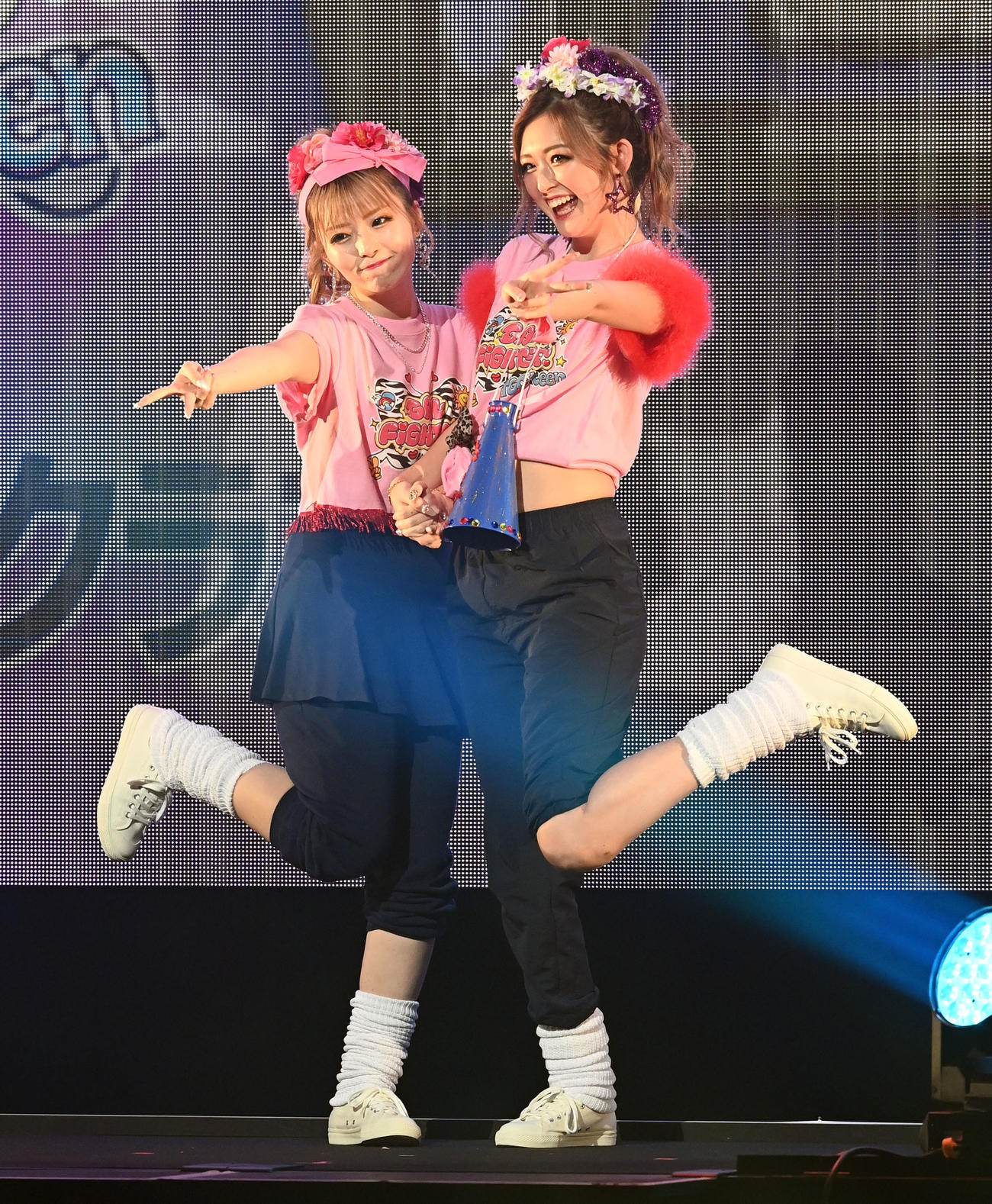 妹のゆいちゃみ（左）と登場し笑顔を見せるゆうちゃみ（撮影・たえ見朱実）