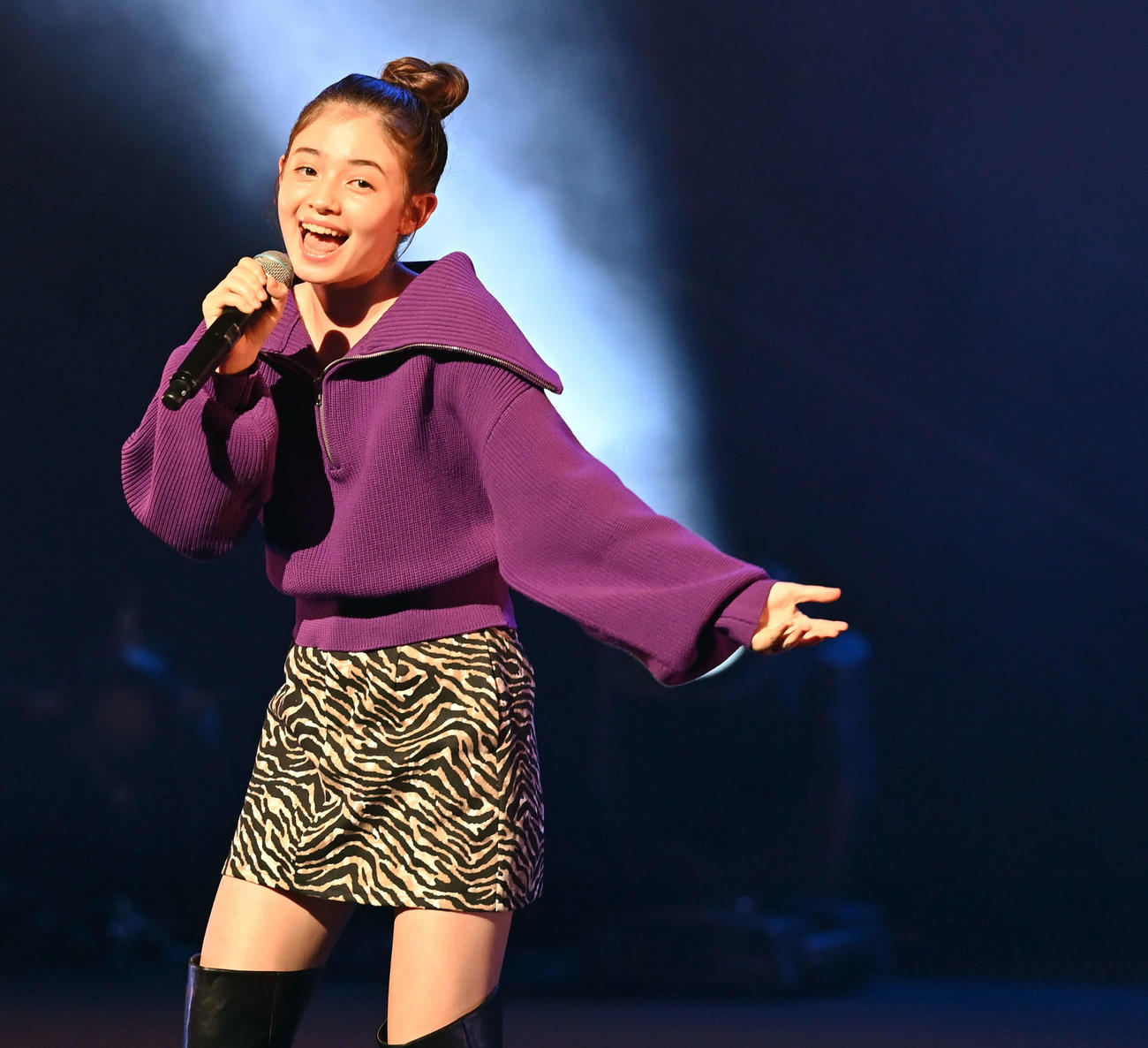 「TGC teen 2022 Tokyo supported Up－T」のオープ二ングで熱唱するRainy（撮影・たえ見朱実）