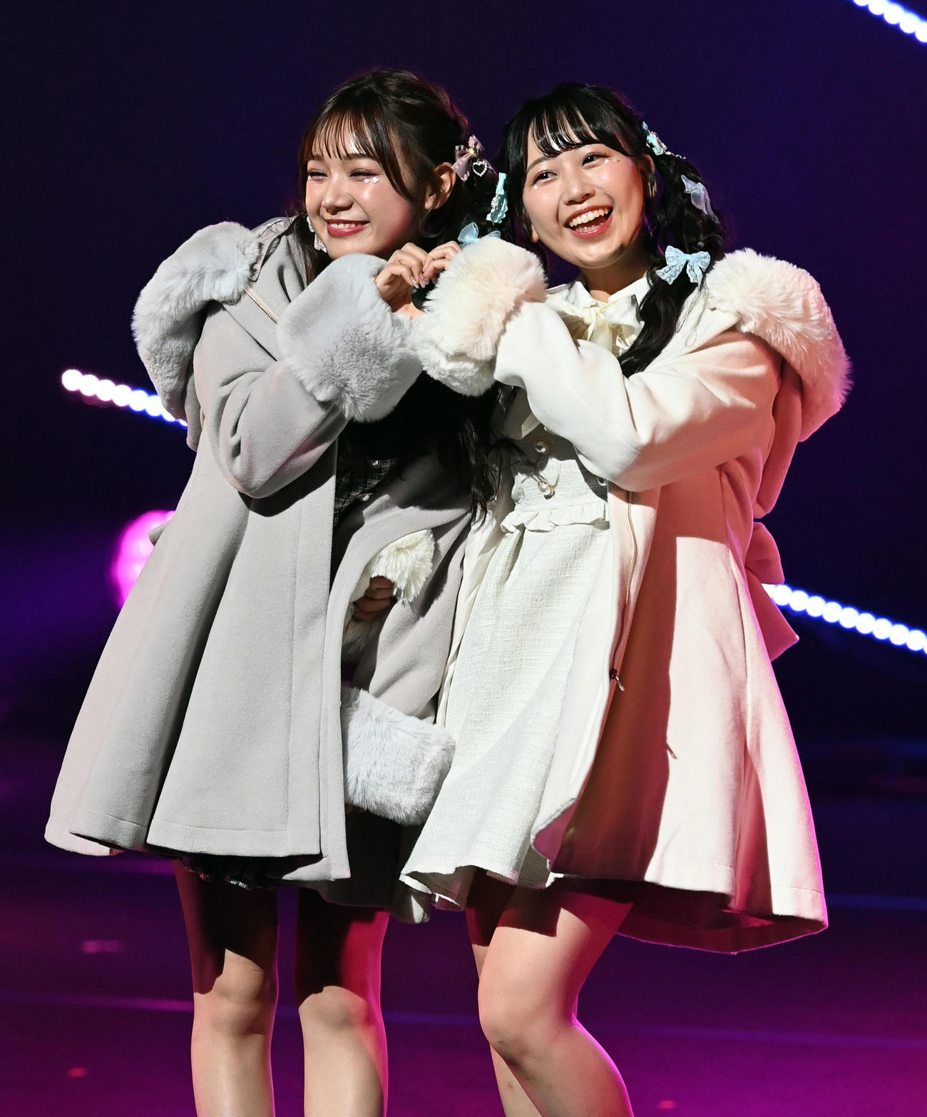 ステージをポーズを決める古澤里沙（左）と松本かれん（撮影・たえ見朱実）