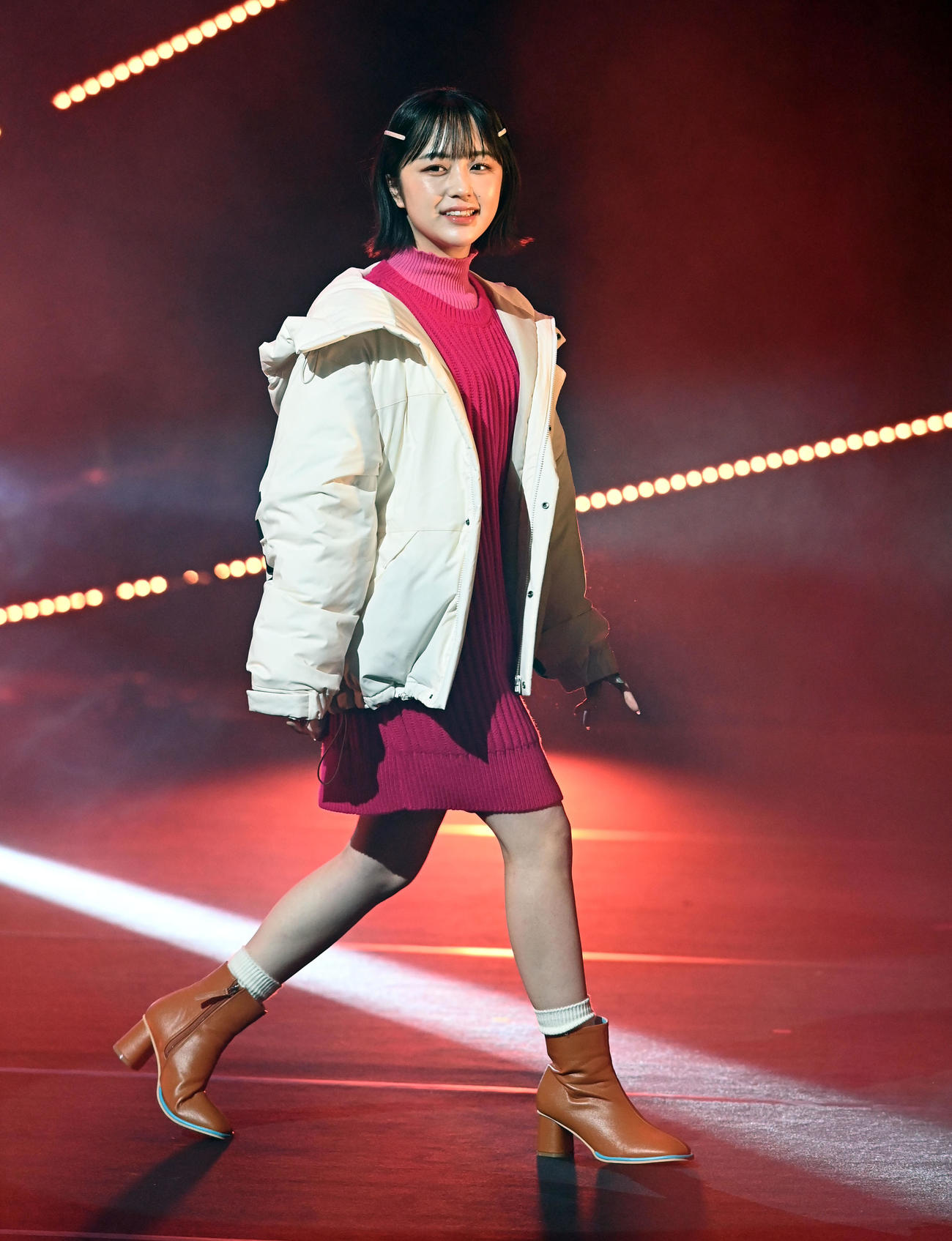 「TGC teen 2022 Tokyo supported Up－T」のファッションショーで笑顔を振りまくなえなの（撮影・たえ見朱実）