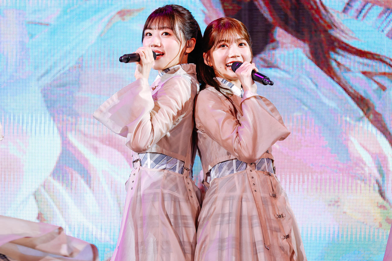 全国ツアーの千秋楽を迎えた日向坂46。左から佐々木美玲、高本彩花（撮影・上山陽介）