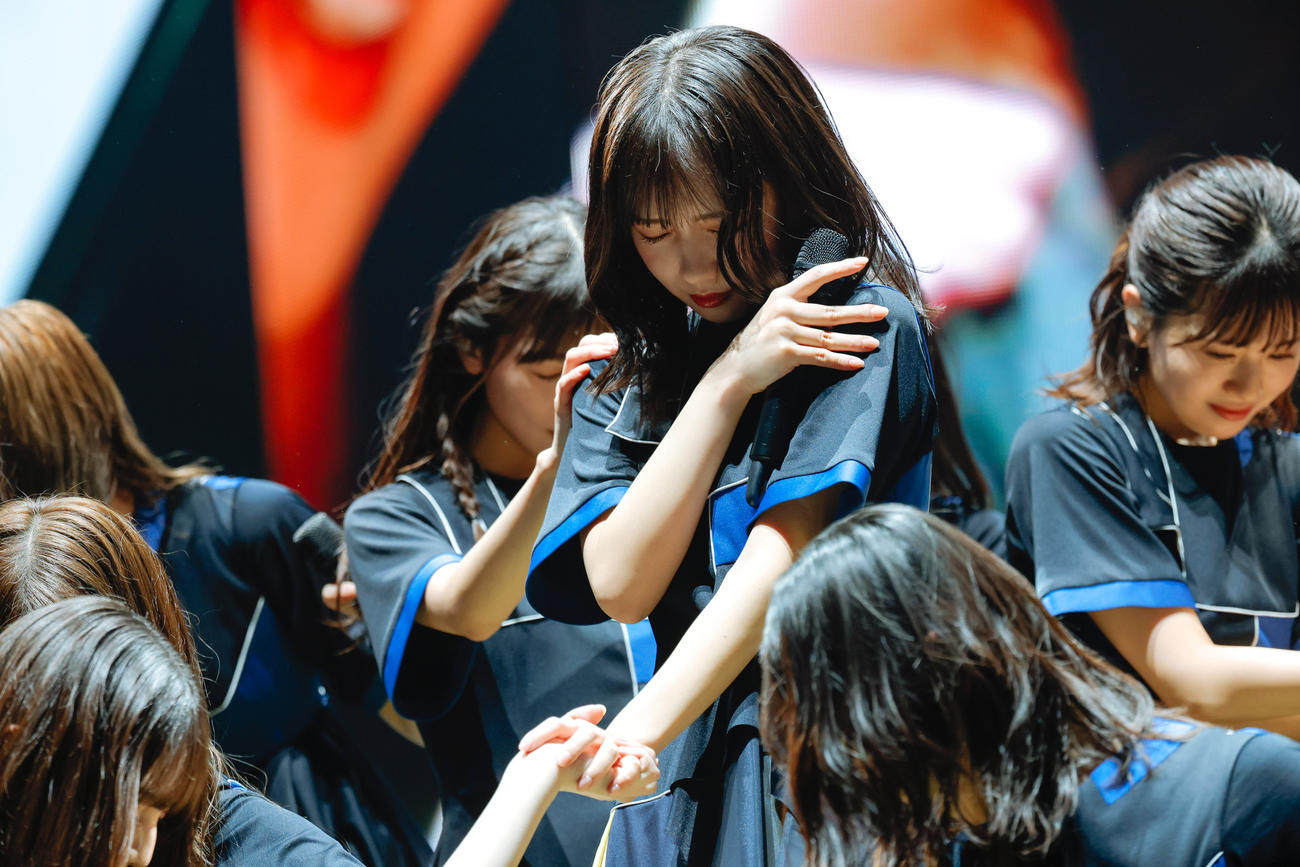全国ツアーの千秋楽を迎えた日向坂46。センターの齊藤京子（撮影・上山陽介）