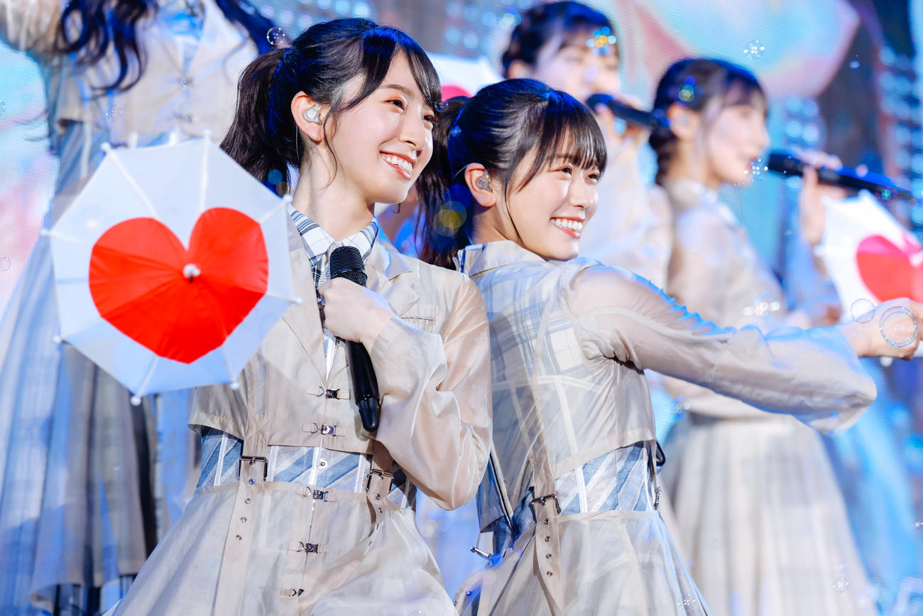 全国ツアーの千秋楽を迎えた日向坂46。左から金村美玖、丹生明里（撮影・上山陽介）