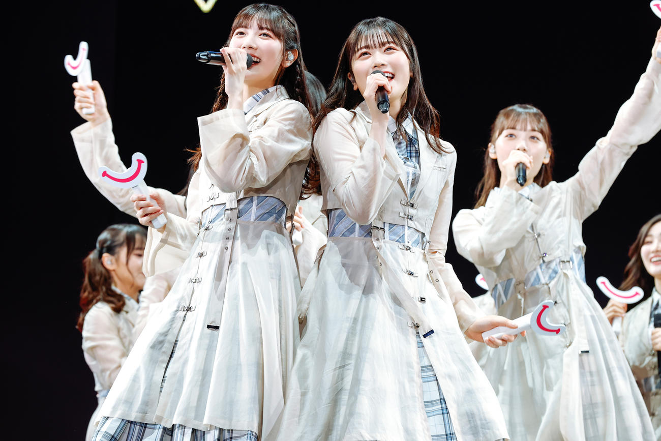 全国ツアーの千秋楽を迎えた日向坂46。前列左は河田陽菜、同右は丹生明里（撮影・上山陽介）