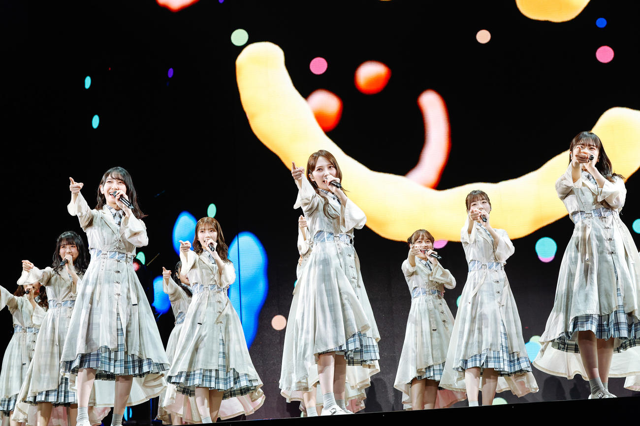 全国ツアーの千秋楽を迎えた日向坂46。パフォーマンスする加藤史帆（中央）（撮影・上山陽介）