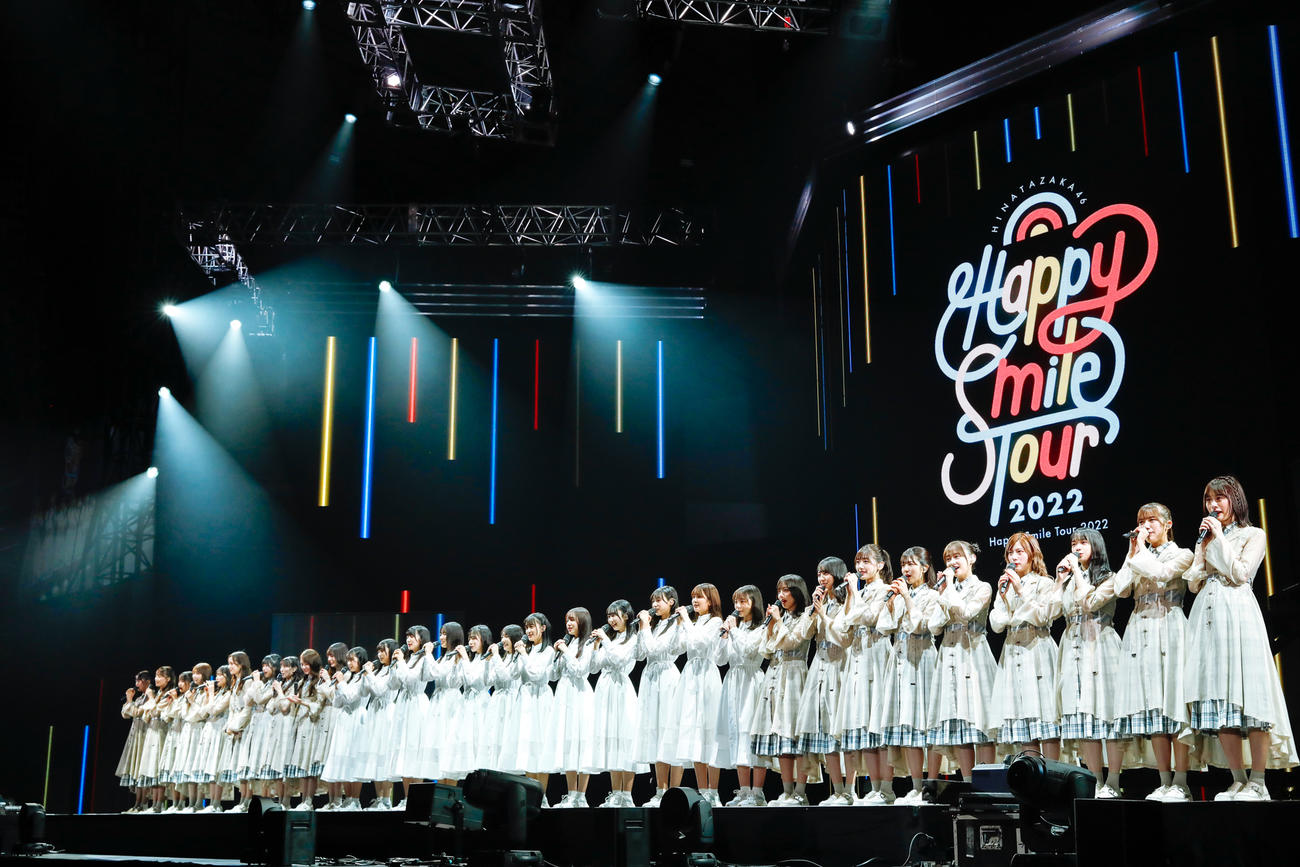新加入した四期生を挟んで一列に集合した日向坂46　（撮影・上山陽介）
