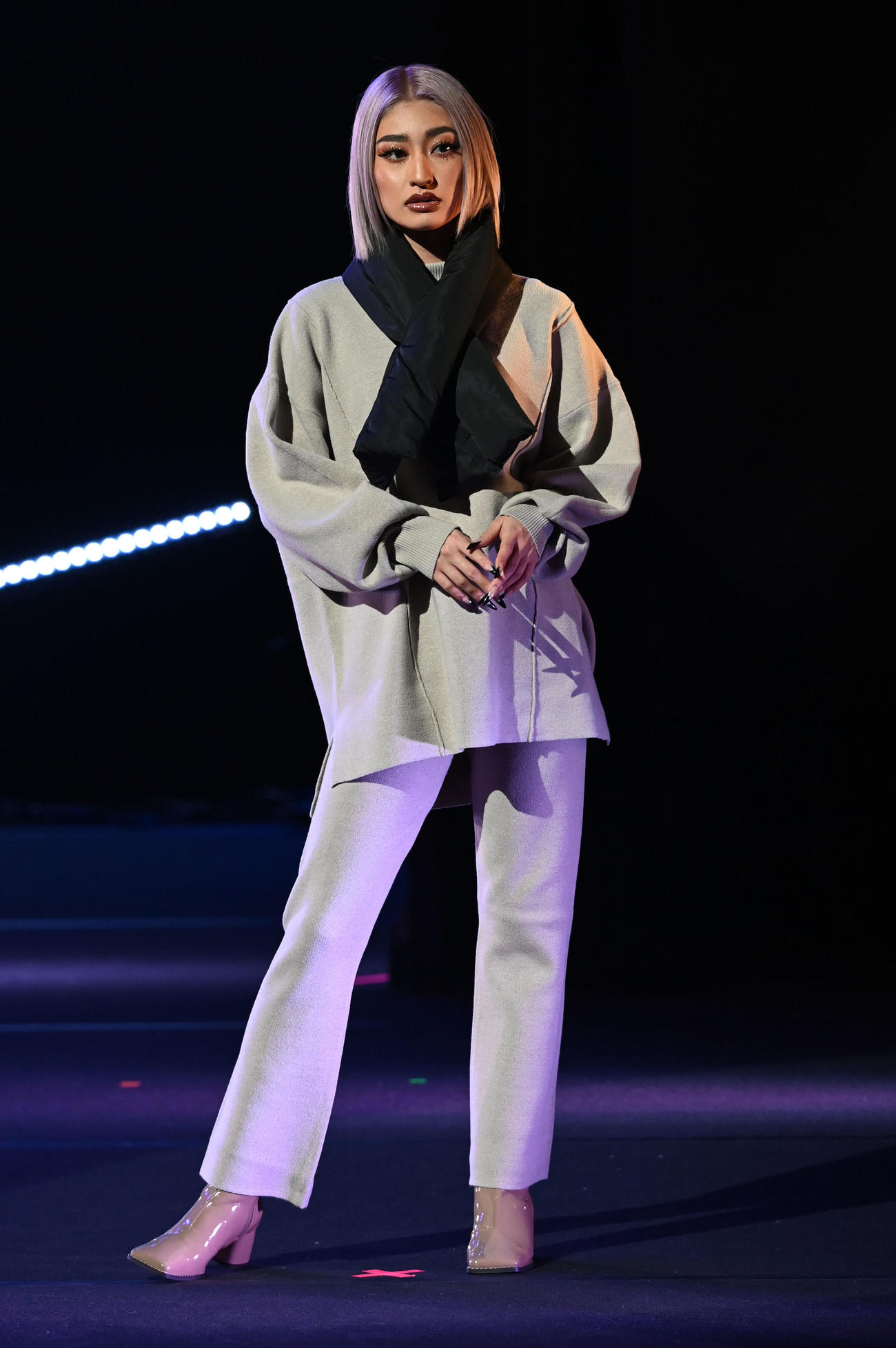 ポーズを決めるMAAYA（撮影・たえ見朱実）