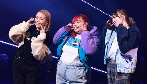 「TGC teen 2022 Tokyo supported by Up－T」に出演したくれいじーまぐねっと、左からエア、UraN、浅見めい（撮影・中島郁夫）