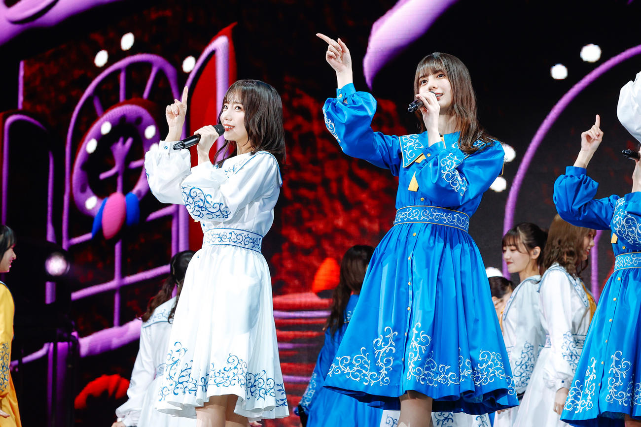 全国ツアーの千秋楽を迎えた日向坂46。齊藤京子（左）と小坂菜緒（撮影・上山陽介）