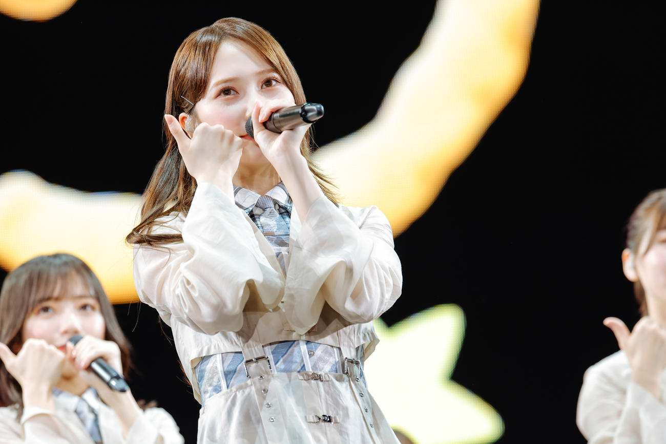全国ツアーの千秋楽を迎えた日向坂46。パフォーマンスする加藤史帆（撮影・上山陽介）