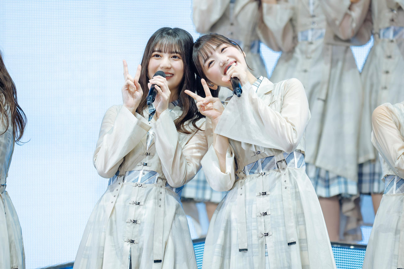 全国ツアーの千秋楽を迎えた日向坂46。左から小坂菜緒、佐々木美玲（撮影・上山陽介）