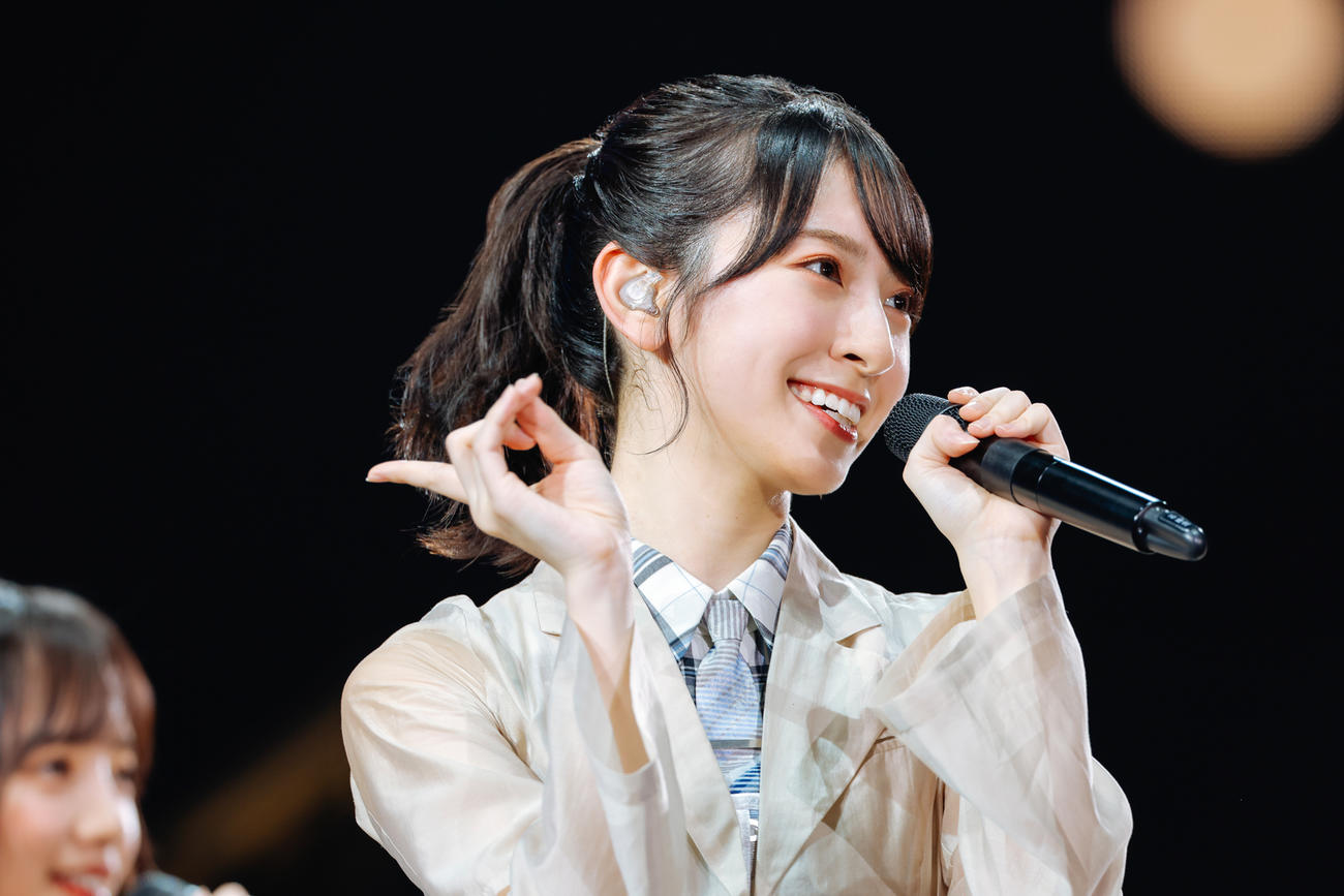 全国ツアーの千秋楽を迎えた日向坂46。笑顔を見せる金村美玖（撮影・上山陽介）