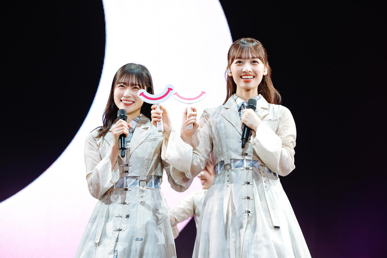 全国ツアーの千秋楽を迎えた日向坂46。前列左は丹生明里、同右は濱岸ひより（撮影・上山陽介）