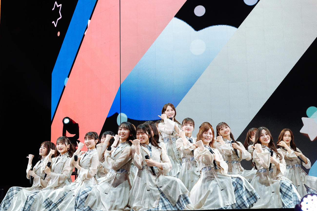 全国ツアーの千秋楽を迎えた日向坂46。中央は加藤史帆（撮影・上山陽介）