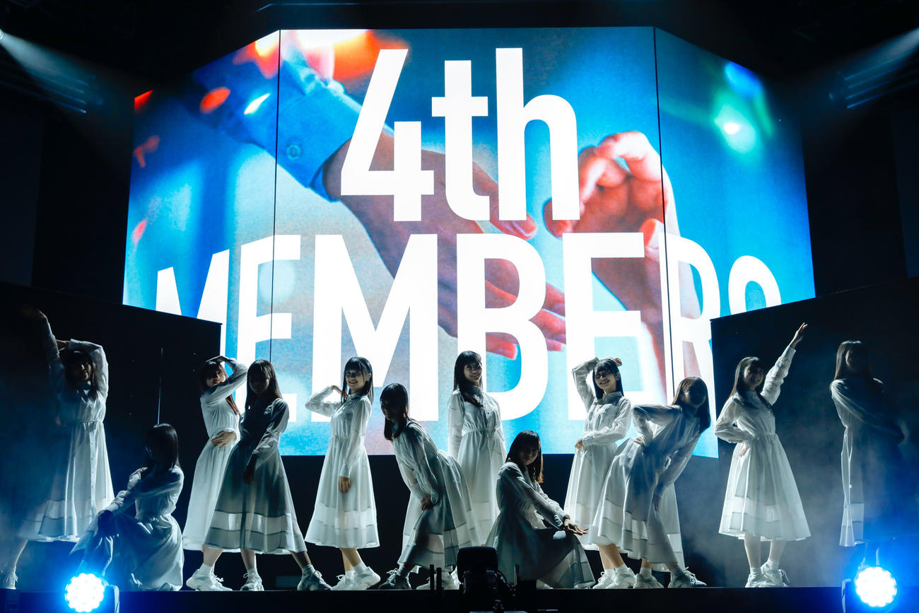 ファンの前で初パフォーマンスを披露した日向坂46の四期生（撮影・上山陽介）
