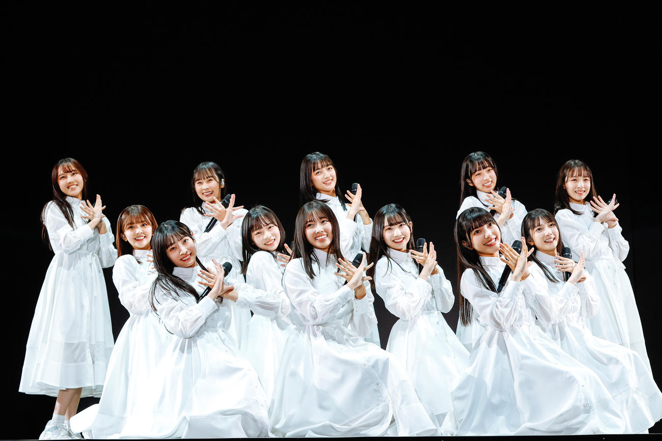 ファンの前で初パフォーマンスを披露した日向坂46の四期生。前列左から宮地すみれ、清水理央、小西夏菜実。2列目左から山下葉留花、正源司陽子、藤嶌果歩、竹内希来里。後列左から平岡海月、石塚瑶季、平尾帆夏、岸帆夏、渡辺莉奈（撮影・上山陽介）