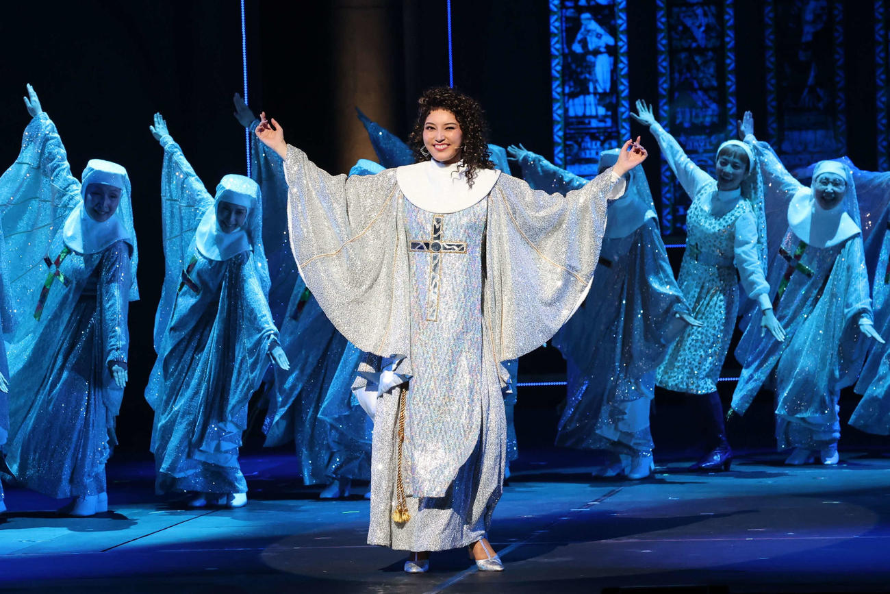 ミュージカル「天使にラブ・ソングを　～シスター・アクト～」主演の朝夏まなと（東宝演劇部提供）


