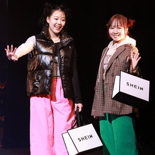 「TGC teen 2022 Tokyo supported by Up－T」に出演したえなび（左）とむく（撮影・中島郁夫）