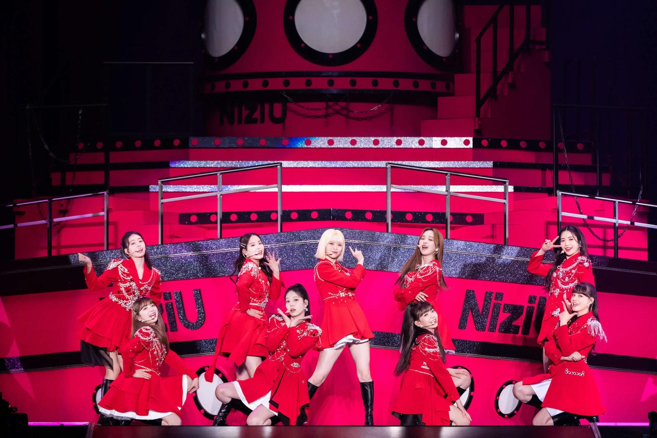 初のドーム公演を開催したNiziU。左からRIMA、MIIHI、MAKO、AYAKA、RIKU、MAYUKA、RIO、MAYA、NINA（田中聖太郎氏撮影）
